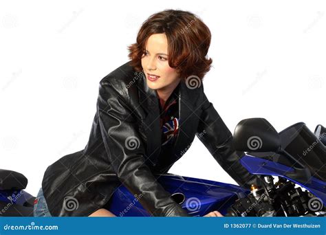 Fille De Brunette Sur La Jupe En Cuir De Moto Image Stock Image Du