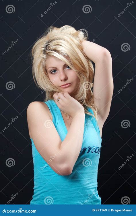 Het Meisje Van De Blonde In Blauw 02 Stock Afbeelding Image Of Haar Toebehoren 991169