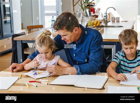 Niña Ayudando A Sus Papas Fotografías E Imágenes De Alta Resolución Alamy