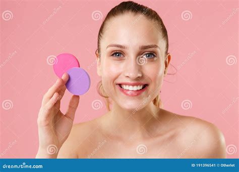 Fin Vers Le Haut De La Moitié De La Femme Blonde Vingtaine D yeux Bleus Parfaits Nus De Peau