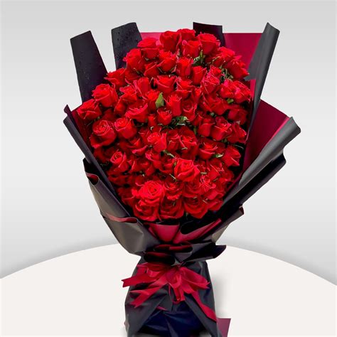 Online Bouquet Of 100 Red Roses In A Black Wrapping