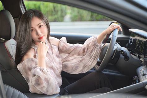 Vẻ đẹp thánh thiện của hot girl bên xe thể thao Hyundai Elantra N Line Titanic Nơi mọi thứ
