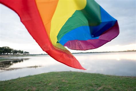 Gay Pride Flag Dell Arcobaleno Sul Pavimento Della Spiaggia Immagine