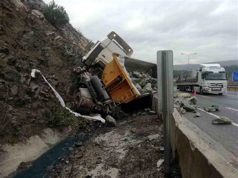 Bilecik te Taş Yüklü Kamyon Devrildi 1 Kişi Yaralandı Haberler