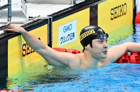 男子200メートル背泳ぎ決勝で、記録を確認する坂井聖人（撮影・冨永豊） 坂井聖人4位にぼうぜん 200背、競泳日本選手権 写真・画像