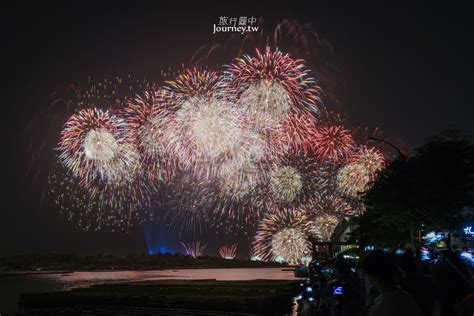 2020國慶煙火在台南｜33分鐘萬發煙火璀璨夜空・點亮漁光島與安平港 許傑旅行圖中