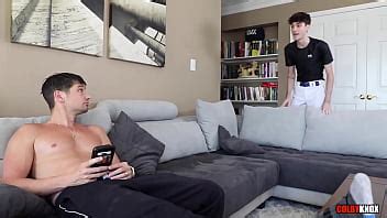 Twink del béisbol se salta la práctica para ser follado a pelo XVIDEOS