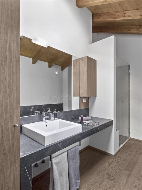 Intérieurs D une Salle De Bain Moderne Dans La Chambre Mansardée Avec