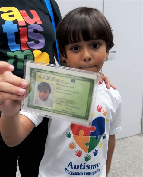 Mais de 500 carteiras de identidade o símbolo do autismo foram