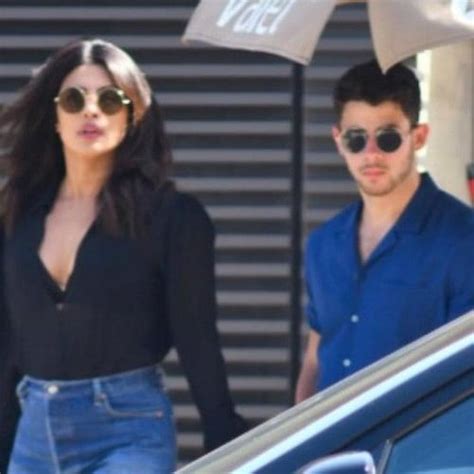 Navya Navel Hot Photo Viral फर छई नवय नवल क बलड फटज दसत क सथ चल करत दख