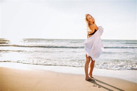 Mooi Luxe Slim Meisje In Een Zwart Bikini En Wit Shirt Op Het Strand Op De Oceaan Sexy Gelooide