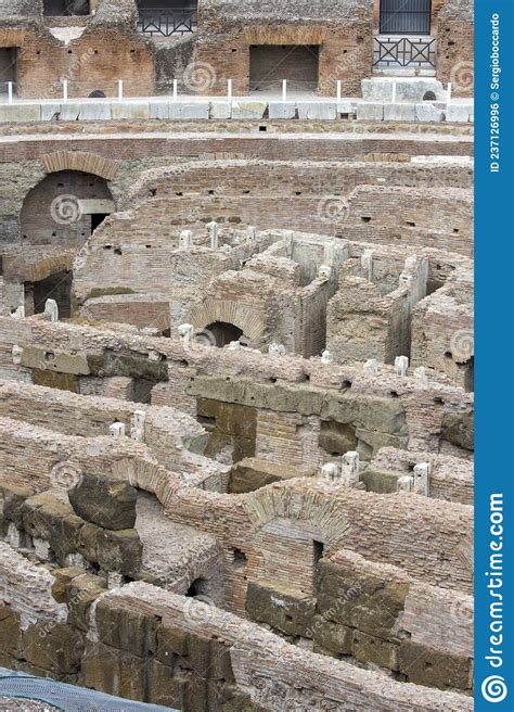 Vistas Y Detalles Del Monumento Al Colosseo En Roma Foto De Archivo