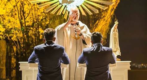 Padre celebra casamento gay e afirma Os homossexuais têm o direito de se amar Pheeno