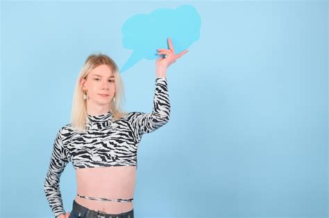 Jovem Gay De Anos Maquiagem Isolada Em Um Retrato De Est Dio De Fundo Colorido Pessoas