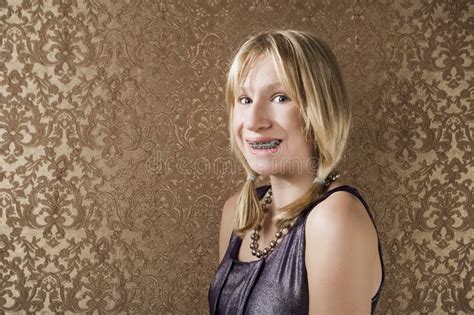 Jeune Fille Blonde Avec Des Supports Image Stock Image Du Assez Bouche