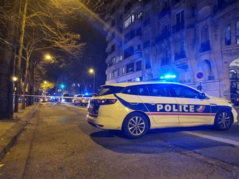 Paris Un Mort Et Deux Blessés Après Une Attaque Au Couteau Et Au