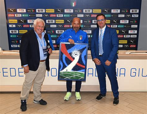 Sampdoria L Ex Vialli Vince Il Premio Un Cuore Da Leone Telenord It