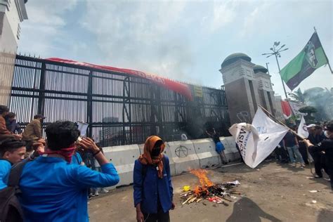 Massa Demo Tolak Ruu Pilkada Jebol Pagar Gedung Dpr