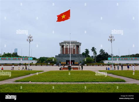 El Mausoleo De Ho Chi Minh Con La Bandera Vietnamita Hanoi Vietnam