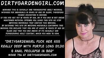 Dirtygardengirl Folla Su Culo Muy Profundo Con Un Consolador Largo Morado Y Prolapso Anal En La