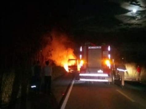 Nibus Pega Fogo Durante Viagem Na Es Folha Do Es