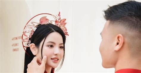 Tan chảy với cử chỉ tình tứ của Quang Hải với vợ hot girl