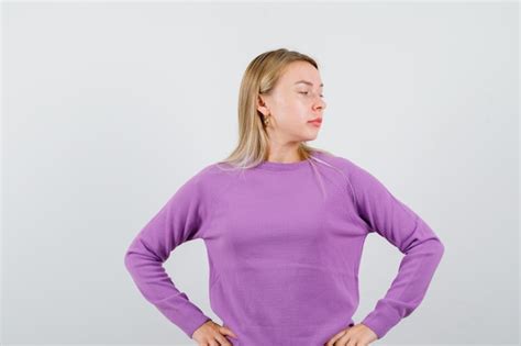 Junge Blonde Frau In Einem Lila Pullover Kostenlose Foto