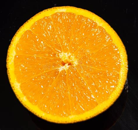 Macro De Uma Laranja Fatiada Imagem De Stock Imagem De Corte Folhas