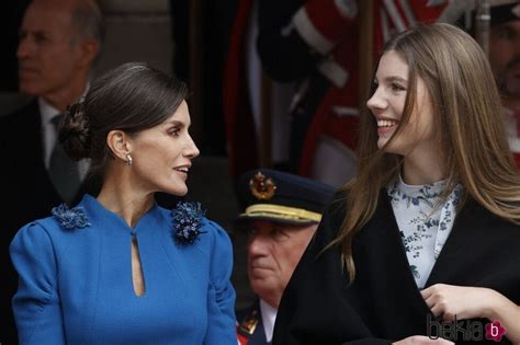 La Reina Letizia Hablando Con La Infanta Sof A En La Jura De La