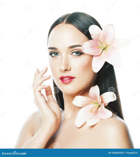 Jovencita Atractiva Cierra Con Las Manos En La Cara Aislada Flor Lily Brunette Spa Maquillaje