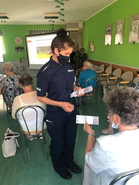 Policjanci spotkali się z seniorami w domu dziennego pobytu