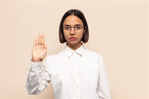 Mujer Latina Joven Que Parece Seria Severa Disgustada Y Enojada Mostrando La Palma Abierta