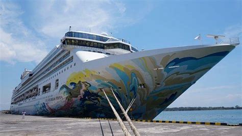 Kapal Pesiar Raksasa Explorer Dream Sandar Di Dermaga Pelabuhan Benoa