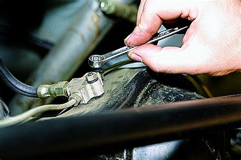 Замена тормозных трубок и тройника балки заднего моста. ВАЗ 21213 ...