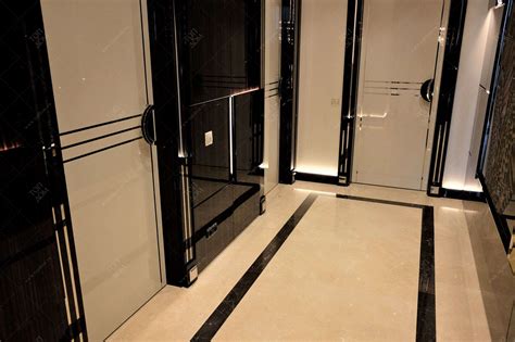 Хромированные молдинги в дизайн-проекте холла