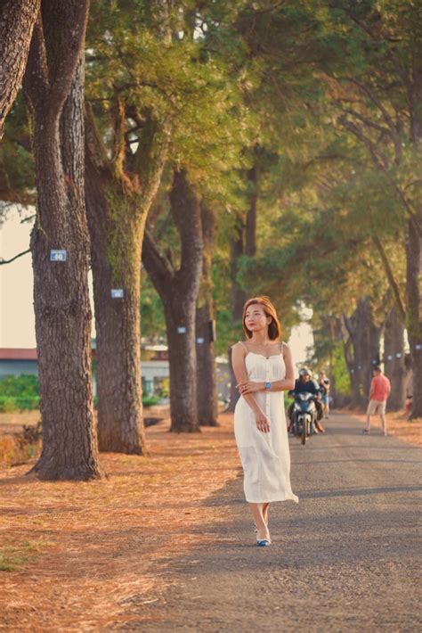 Nữ hoàng điền kinh Nguyễn Thị Oanh Lúc điệu đà với váy khi gợi cảm với bikini