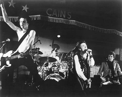 Devojka Peva A Sex Pistolsa Prona Ena Mrtva U Sobi