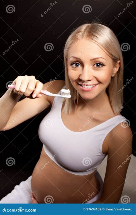 Schwangere Blonde Frau überprüft Ihre Zähne Stockfoto Bild von überprüfen schwangerschaft