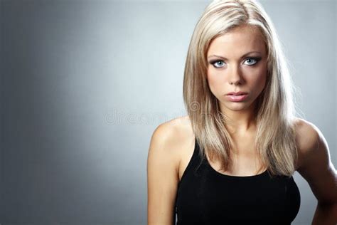 Belle Femme Blonde De Verticale Photo stock Image du mode beauté 10511462
