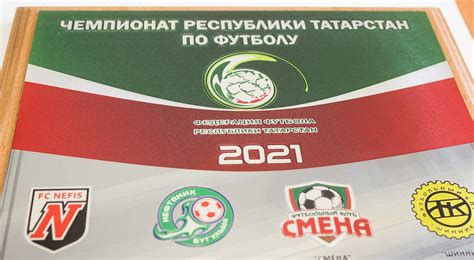 Плакетки с рельефным и барельефным тиснением.
