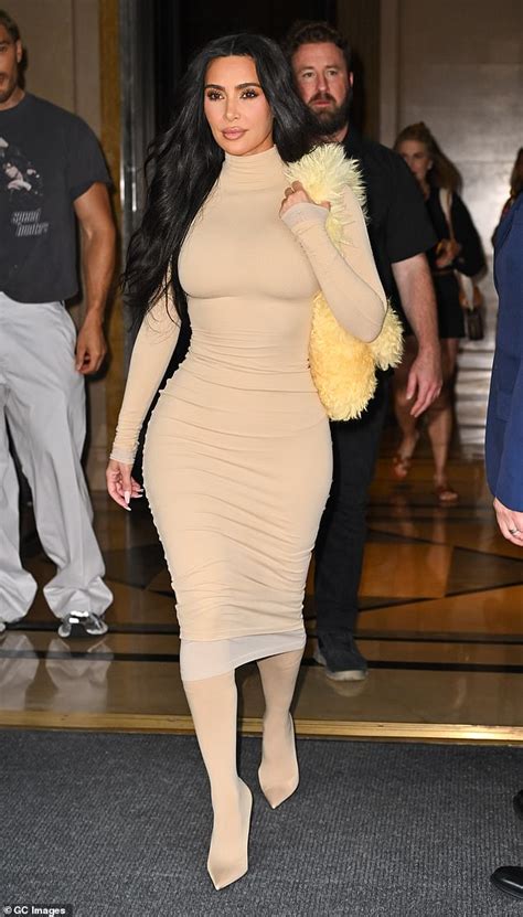 Kim Kardashian hace alarde de su famosa figura con un ceñido vestido en tonos nude mientras está