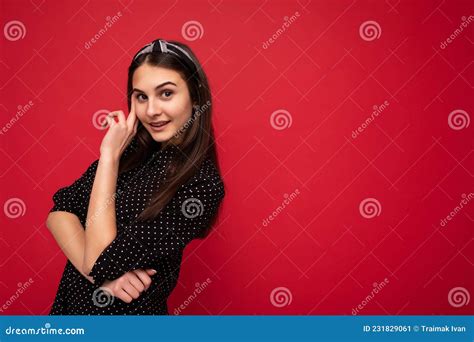 Jovencita Linda Ganadora Hermosa Feliz Sonriente Dama De Brunette Con Emociones Sinceras Usando