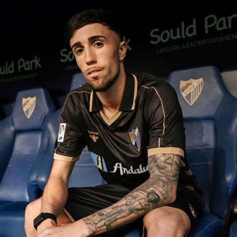 Las fotos de la camiseta retro del Málaga CF 2026 con IlloJuan de modelo