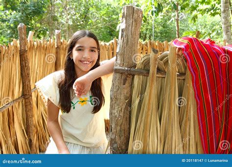 Ragazza Latina Messicana Nella Casa Della Cabina Della Giungla Immagine Stock Immagine Di