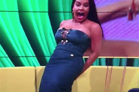 Tuột bikini khi dẫn chương trình kết đắng của những nàng MC gợi cảm