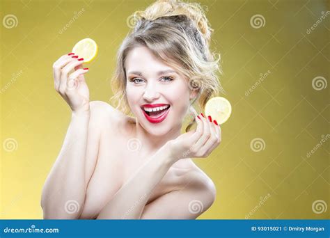 Portrait De La Fille Blonde Caucasienne Nue Sexy Faisant Des Visages Image Stock Image Du
