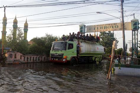 FOTO Banjir Kaligawe Masih Lumpuhkan Jalur Pantura