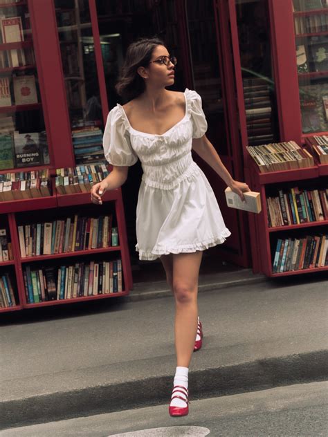 Платье мини с резинкой на талии и кружевными оборками :: LICHI - Online ...