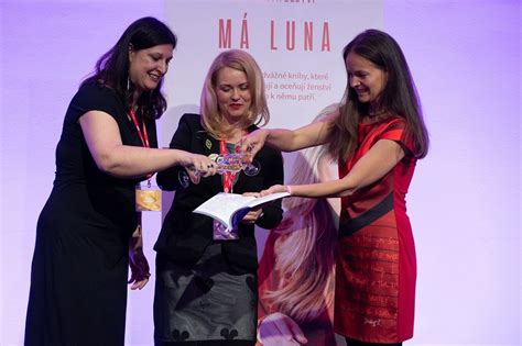 Kniha Sex po šedesátce byla slavnostně pokřtěna šampaňským Lásku sex a touhu si můžete užívat