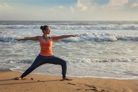 Mulher Fazendo Yoga Asana Virabhadrasana Pose De Guerreiro Na Praia